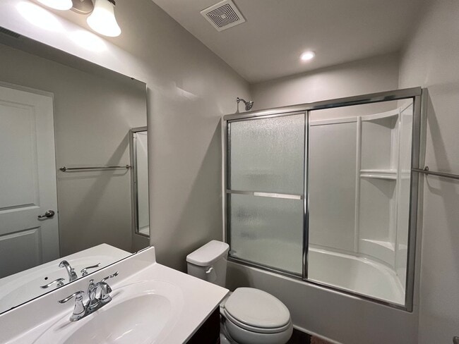 Building Photo - Amazing 3BD, 2.5BA End-Unit Townhome with 4th Bonus Room in the Heart of Durham