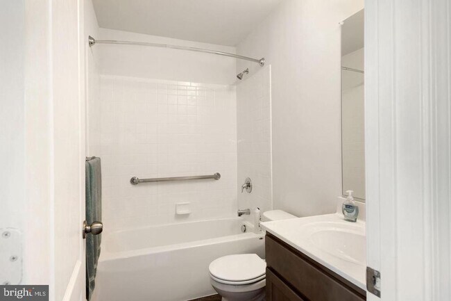 Building Photo - 64 Grant St