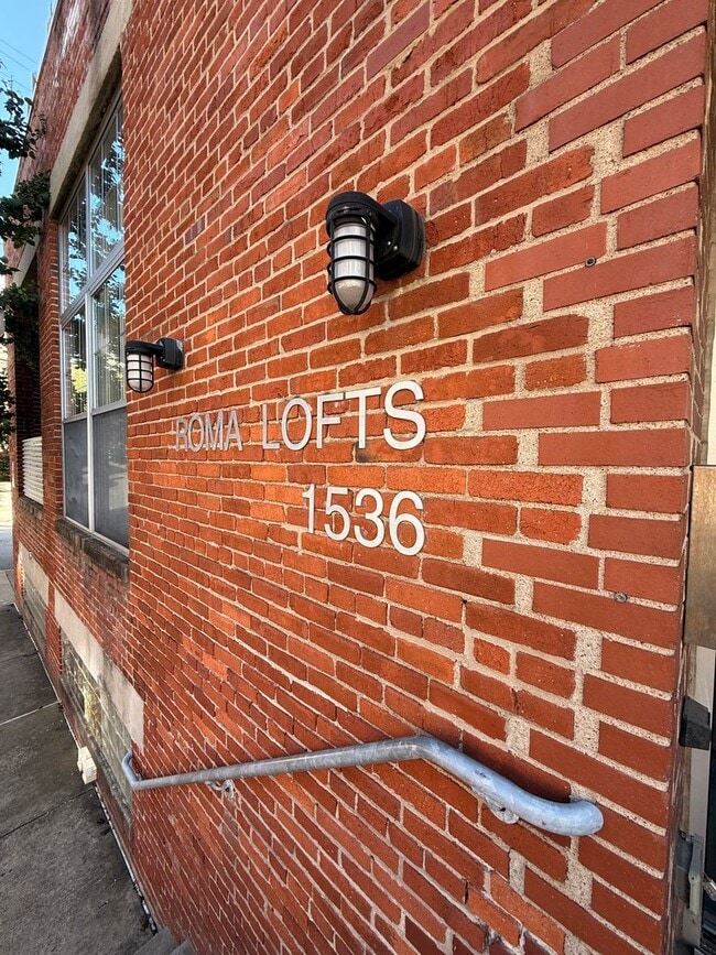 Building Photo - Fully Furnished!! Ready NOW! Sleek & Modern