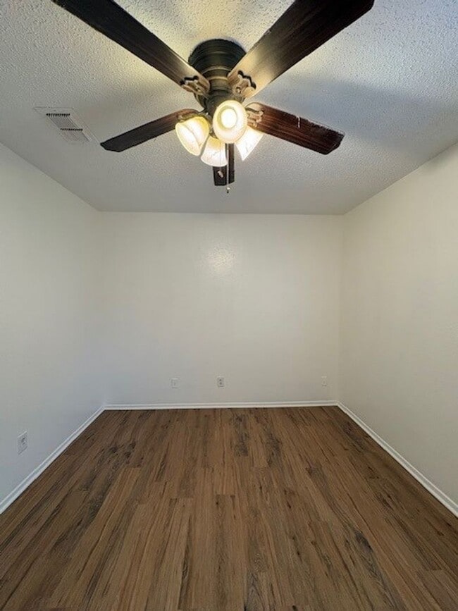 Building Photo - 3 Bedroom Duplex!