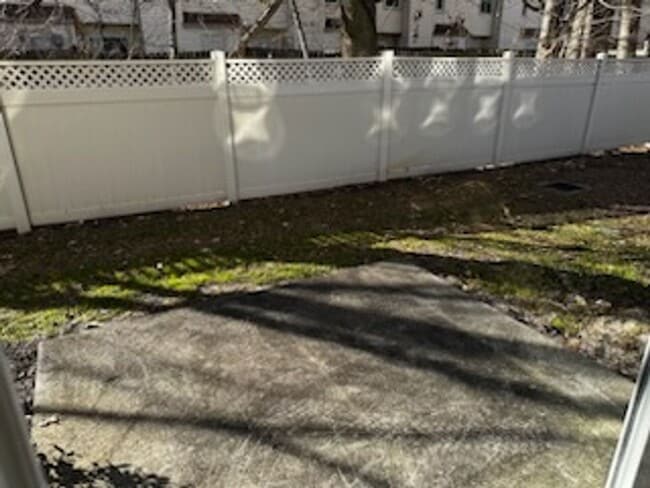 Building Photo - 2BR & 2BA Condo in Central Location w/Garage-Available 06/22/26