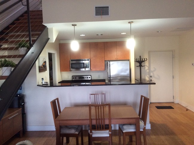 Dining area - 1010 Central Ave