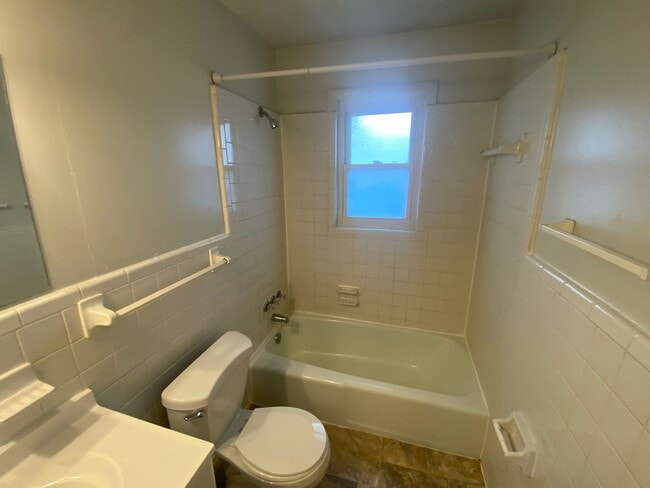 Building Photo - Adorable Townhouse with All Appliances Near Duke West & Hospital