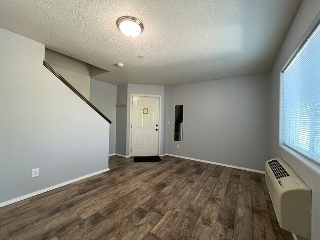 Building Photo - Bright 2-Bedroom Condo with Laminate Floor...