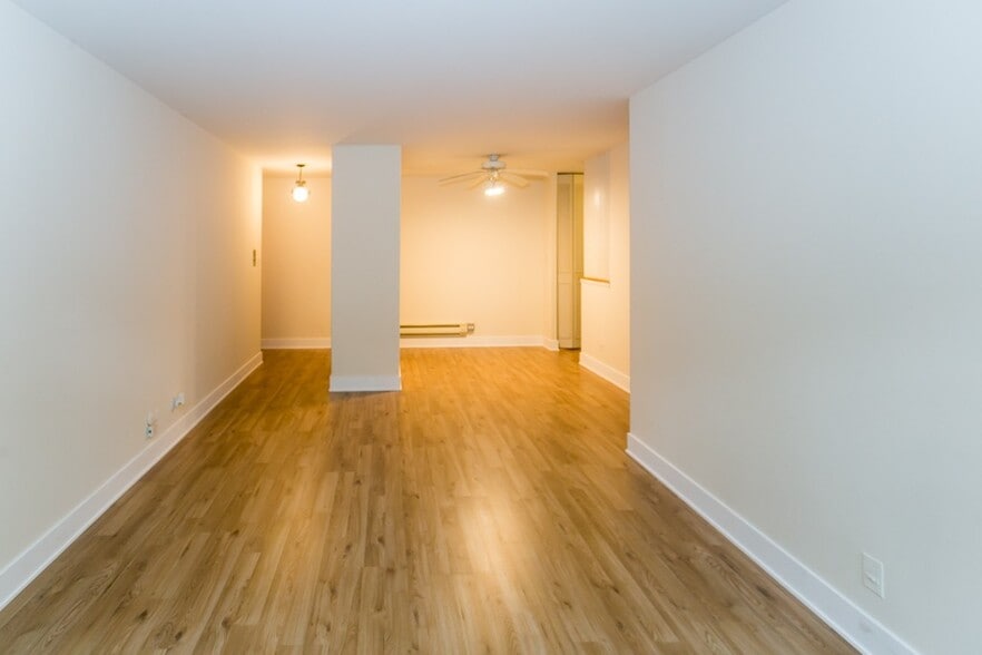 Building Photo - 675 W Wrightwood Ave