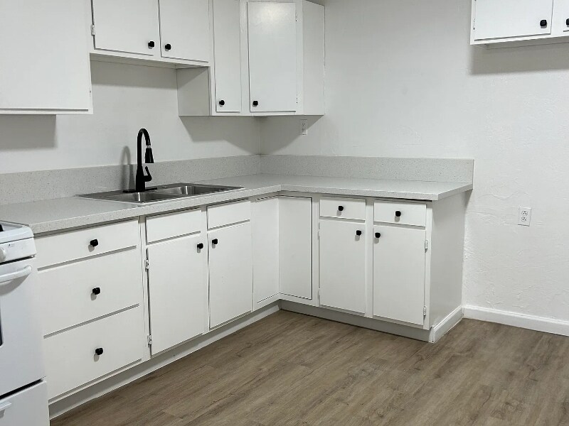 Building Photo - 646 N Desert Ave