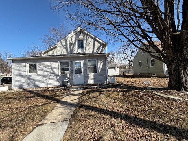 Building Photo - Charming 3-bed, 2-bath Single Family Home!