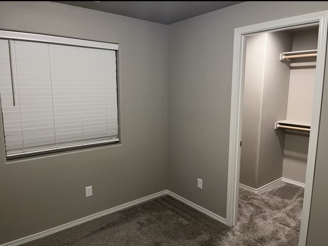 Building Photo - 3 bed, 2 bath Rambler, near Park Orchard. Fully fenced.