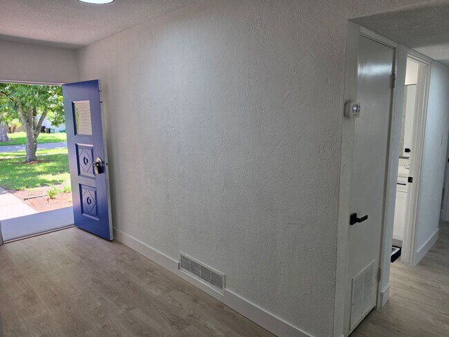 Building Photo - FOR RENT!!! SIMPLY STUNNING AND SPACIUS 3 BED 2 BATH SINGLE FAMILY HOME..