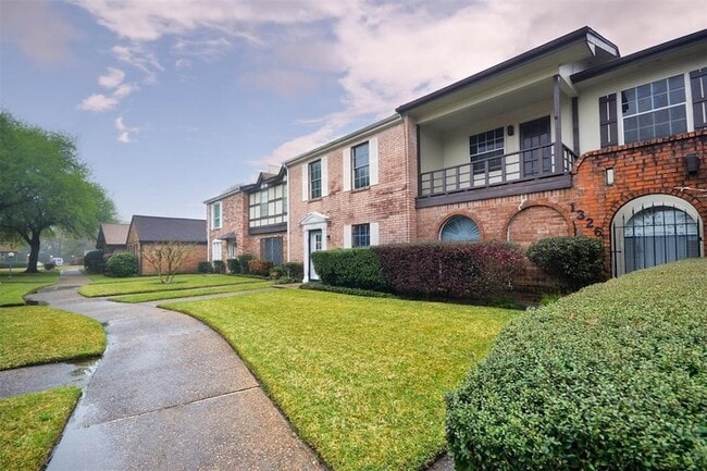 Building Photo - 1326 Town Cir