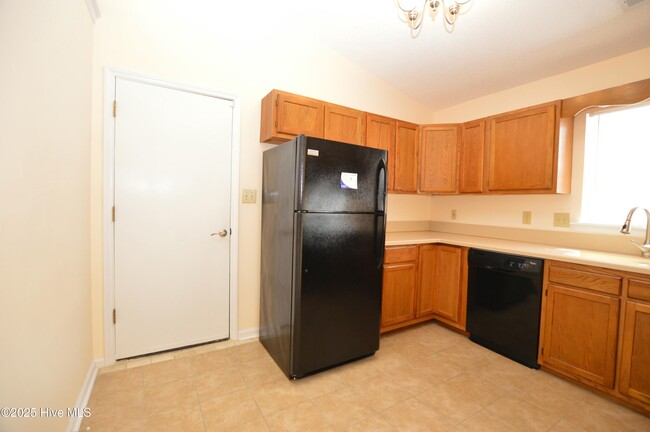 Building Photo - 260 S Creek Dr