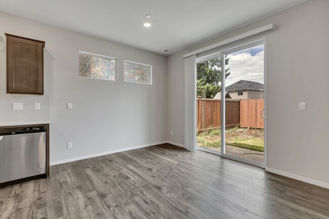 Building Photo - Spacious Puyallup Home with Room for the E...