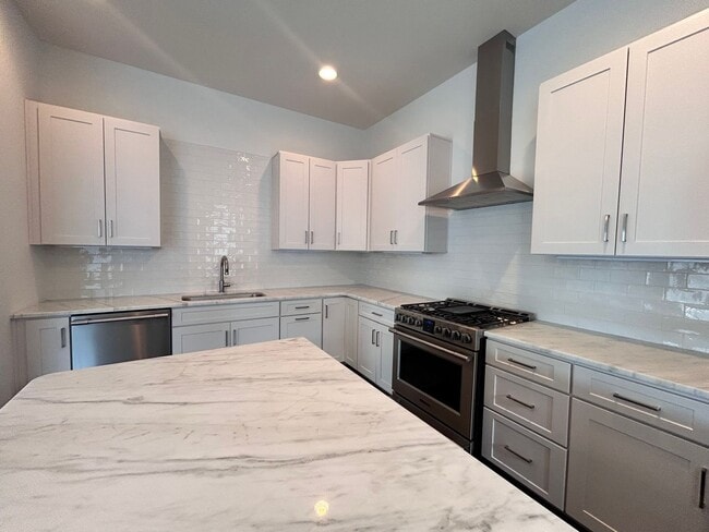 Building Photo - 913 14th Ave S