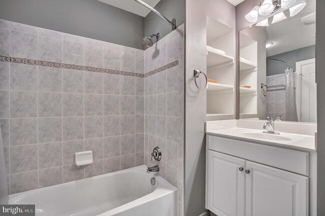 Building Photo - 708 Day Ln