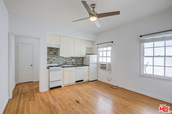 Building Photo - 967 N Doheny Dr
