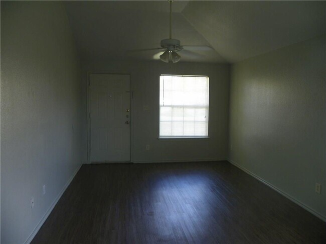 Building Photo - 2221 Creekside Ln