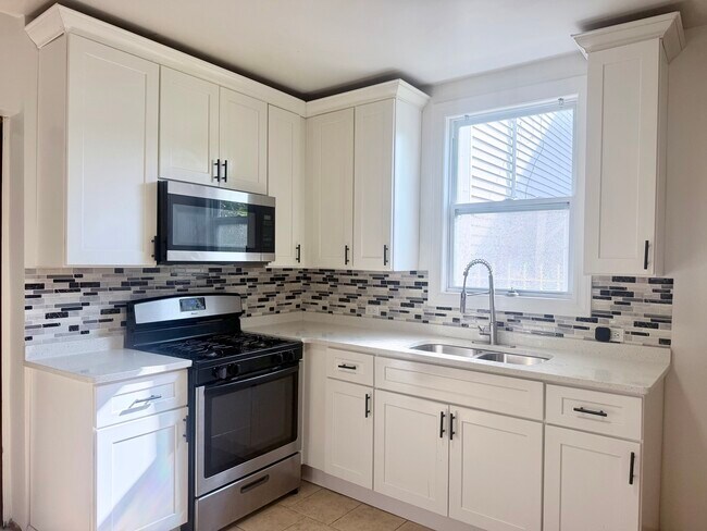 Building Photo - 1633 W 38th St