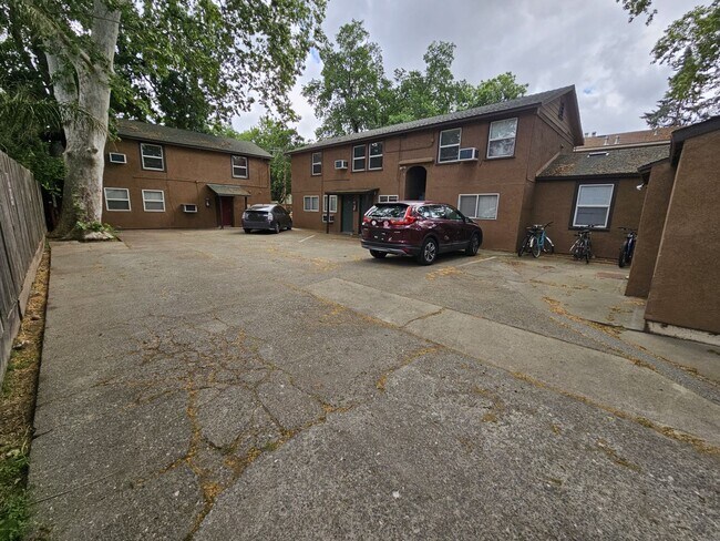 Building Photo - 2 Bedroom 1 Bath Upstairs Apartment in Chico!