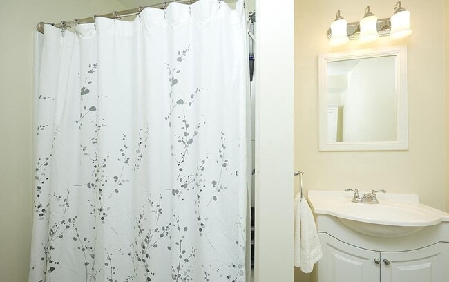 Building Photo - Beautifully maintained brick townhouse in ...