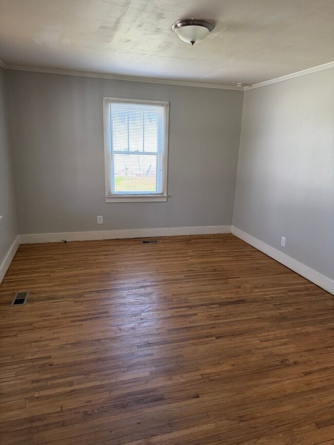 Building Photo - Adorable Cottage with detached garage Lebanon TN