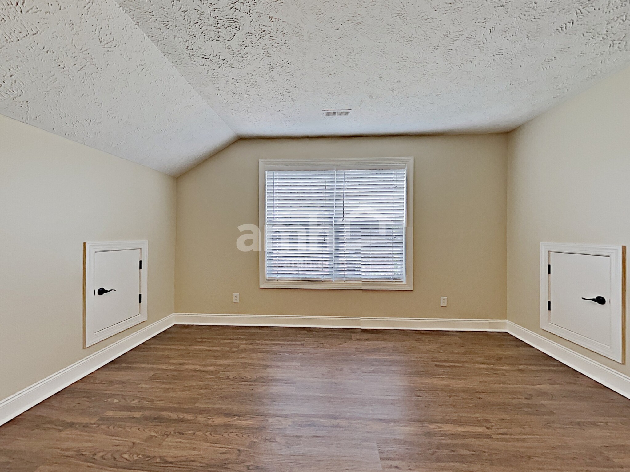 Building Photo - 1131 Longwood Dr