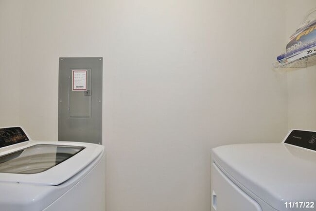 Building Photo - Spacious 3/2.5 Townhome with a 2 Car Garage and a Beautiful Pond View in Westwood Condos - Orlando!