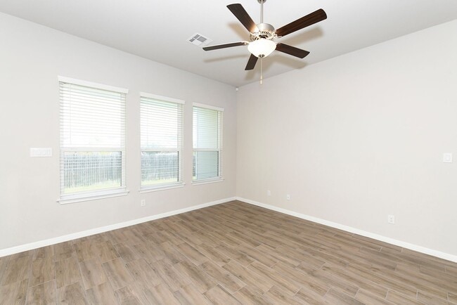 Building Photo - Move-In Special! Enjoy 2 Weeks Free Rent o...