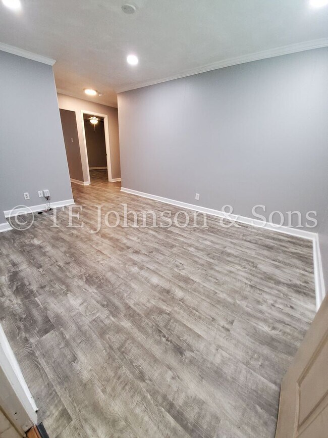 Building Photo - Sterling Pointe Apartments – Updated 2 Bedroom Living in West End Winston-Salem