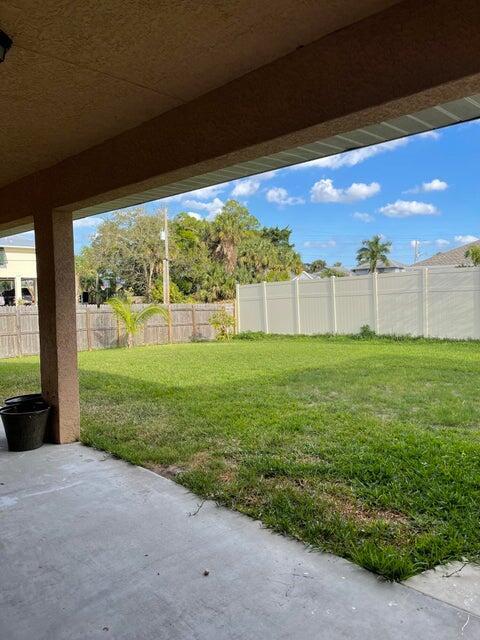 Building Photo - 2202 SW Crocus Ln
