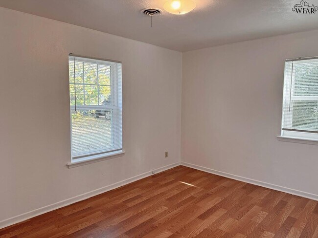 Building Photo - 1827 Eden Ln