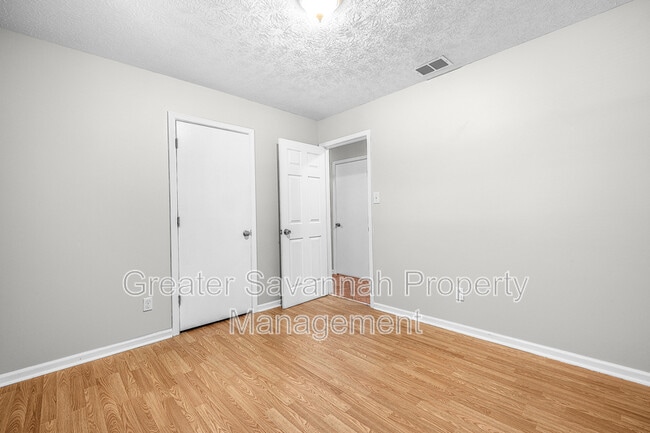 Building Photo - 615 W Tietgen St