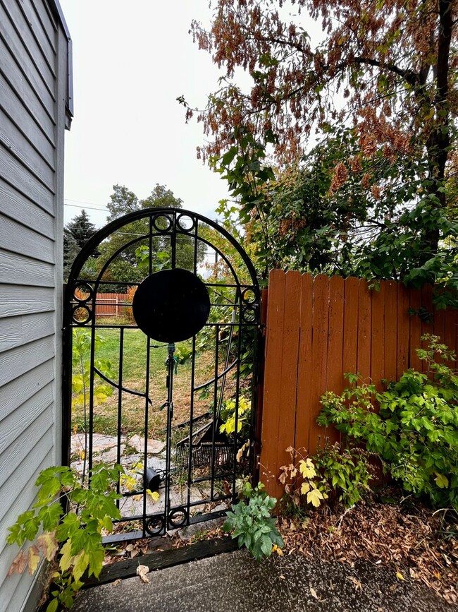 Building Photo - Fully Furnished and Fully Stocked Home For Rent Next to Cooper Park in Bozeman