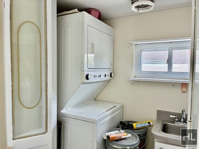 Building Photo - 2.5 bedroom, 1 bath with private porch, Dw, microwave & W/D utilities included