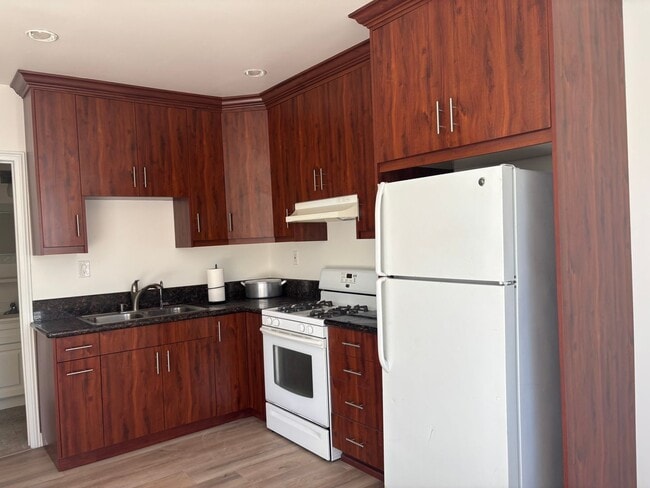Building Photo - Amazing Standalone 1 Bedroom ADU!
