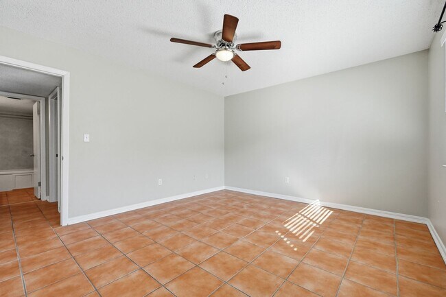 Building Photo - Charming 2 Bedroom Condo with Community Pool!