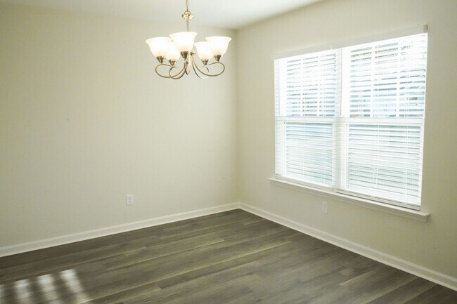 Building Photo - AVAILABLE NOW!