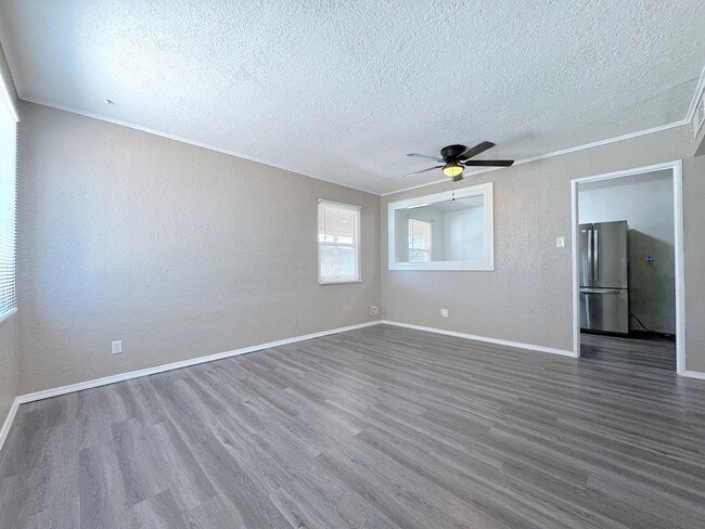 Building Photo - East/Central El Paso 3bed/1bath Refrig A/C with Outdoor Kitchen Oasis!