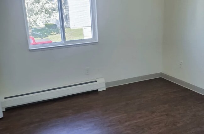 Building Photo - 201 Country Club Dr