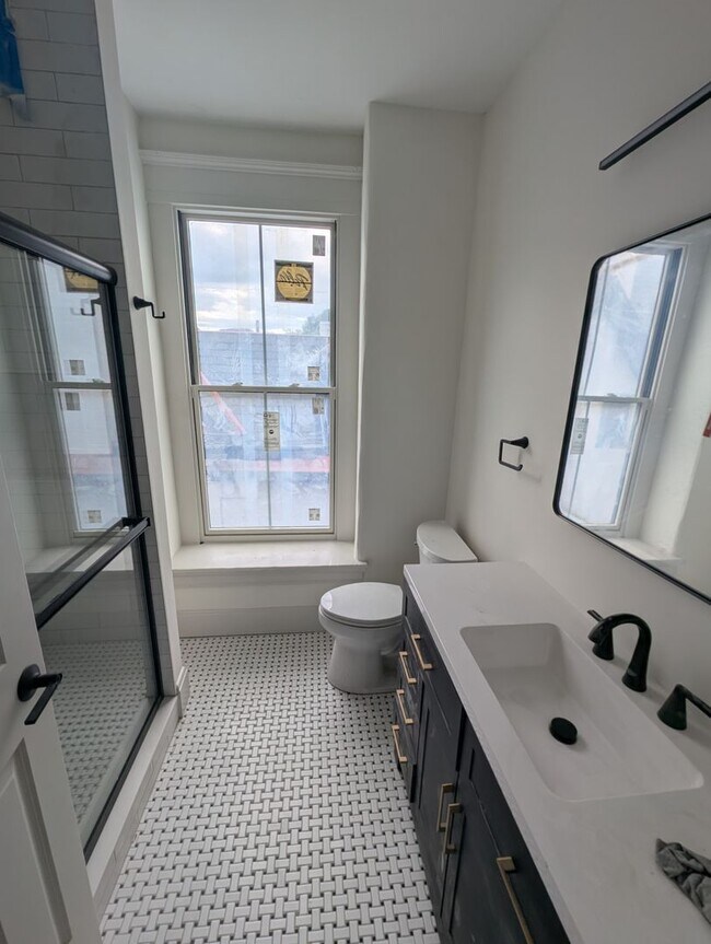 Building Photo - Newly renovated, modern apartment in historic Covington