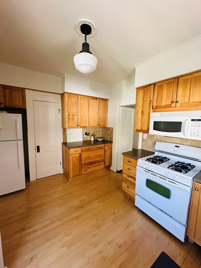 Building Photo - 1625 Wealthy St SE