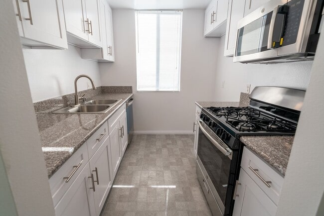 Interior Photo - 314 South Manhattan Place
