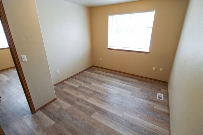 Building Photo - 407 E 8th Ave