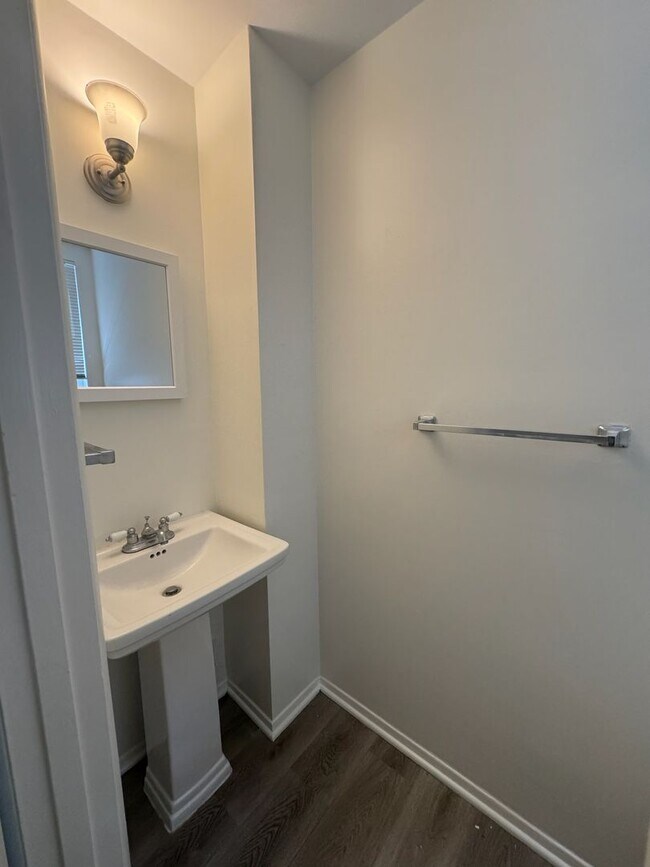 Building Photo - Arlington 3 Level Rowhouse