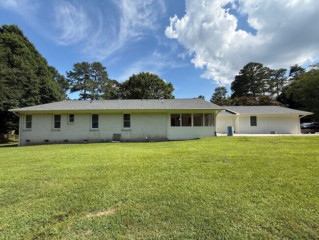 Building Photo - Newly Remodeled Ranch-Style 4BD, 3.5BA Ral...