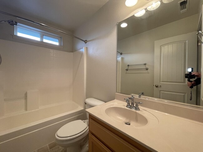 Building Photo - 1307 Yosemite Dr