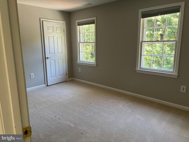Building Photo - 10220 Cedar Pond Dr