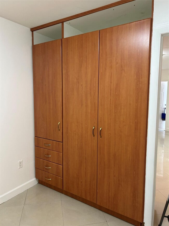 Building Photo - 210 SE 9th St