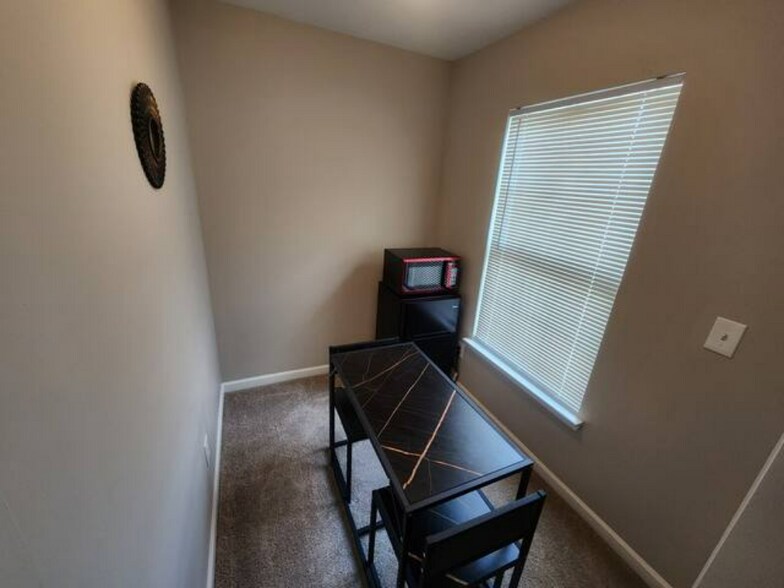 Building Photo - 2873 Ridgeview Dr SW