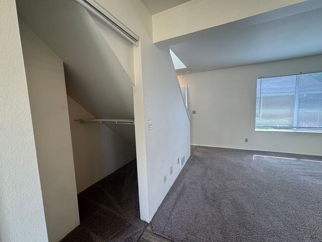 Building Photo - 3 Bedroom 2 Bathroom Duplex Walking Distan...