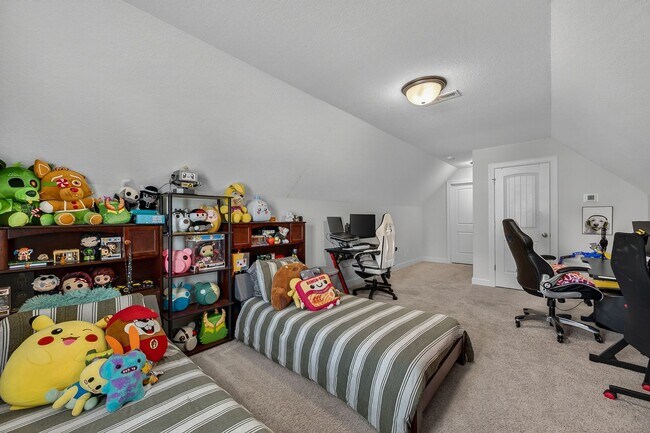 Building Photo - Spacious Stateside Home with Bonus Room & Screened-In Porch